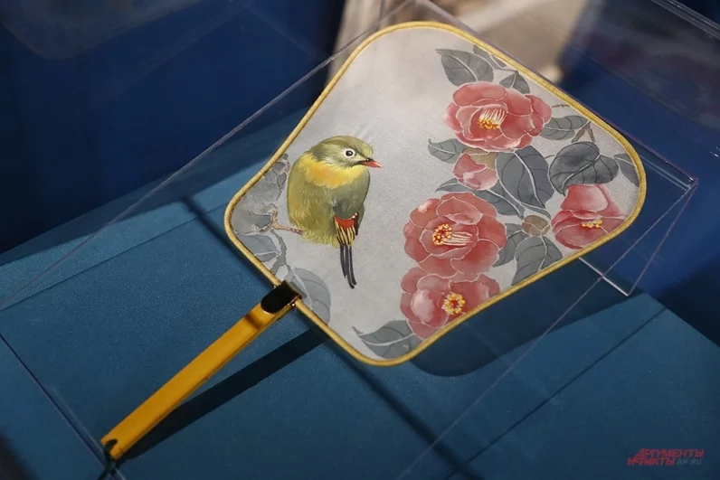 Веер «Соловей»: бамбук, шелк, минеральные краски.