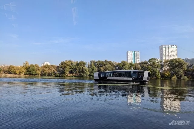 Регулярный маршрут электросудов на Москве-реке. 
