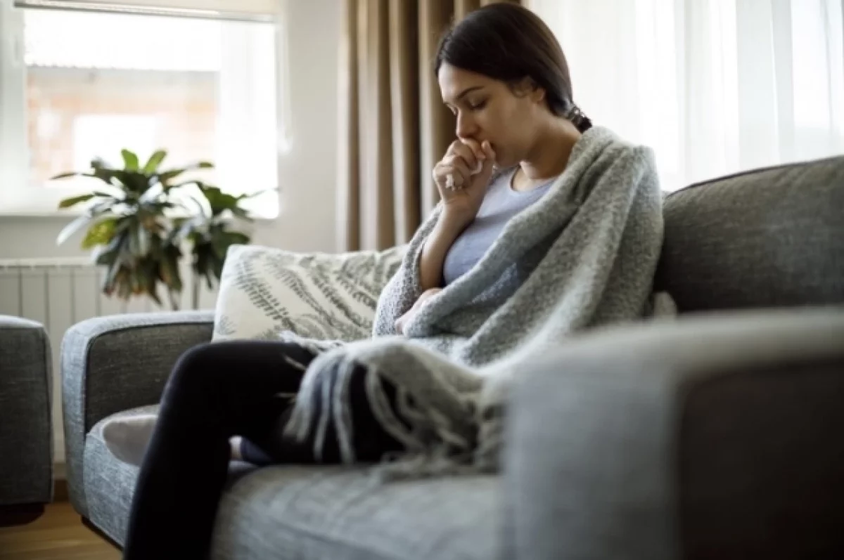 Врач Зайцев рассказал, можно ли лечить затяжной кашель народными средствами