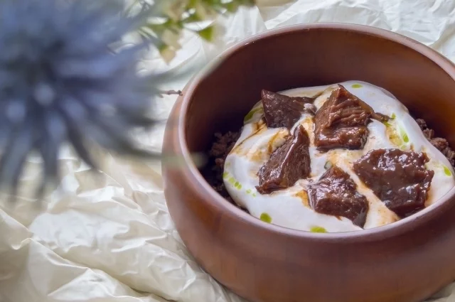 Купеческая греча с томленой говяжьей щекой и облаком из сметаны от ресторана «Тайная В.»