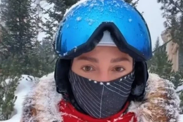 Звезда покоряет горнолыжные склоны.