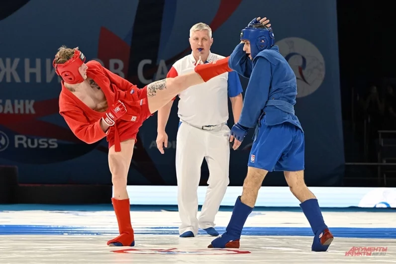 В финалах первого соревновательного дня определялись чемпионы в 10 категориях – шесть в спортивном самбо и четыре в боевом, где помимо захватов разрешена ударная техника.