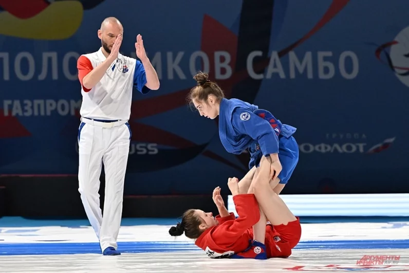 В женских соревнованиях все золотые медали завоевали представительницы России. В категории до 54 кг сильнейшей оказалась Елизавета Хачикова. До 65 кг победила Екатерина Дорошенко. Золото в весовой категории до 80 кг завоевала Яна Козырева.