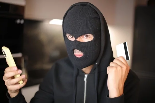 Перед выходом на контакт с человеком террористы создают ситуацию зависимости. Для этого они используют мошеннические схемы.