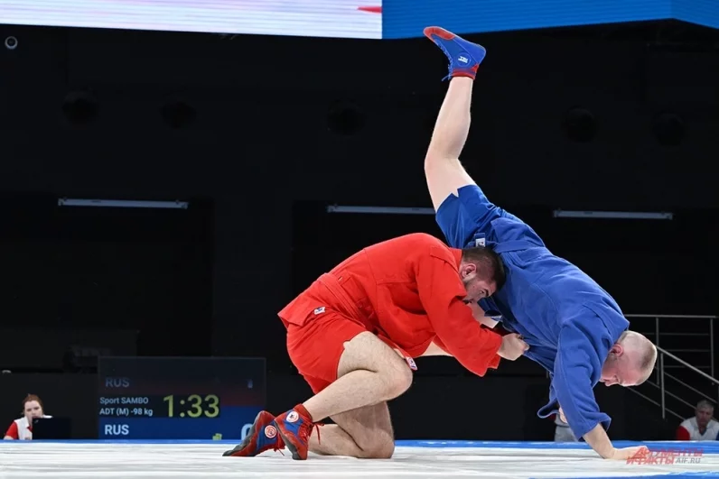 Около 1000 человек на трибунах наблюдали за первым соревновательным днем. Во время мероприятия выступило трио «Зори Бэнд» под гитарные мотивы главных русских хитов.