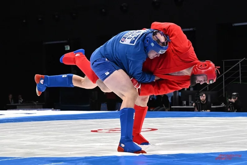 Самый распространенный атакующий прием в самбо – захваты. Благодаря которым спортсмен может атаковать противника или отвечать на атаку. Для атаки часто применяются болевые приемы, позволяющие победить соперника.