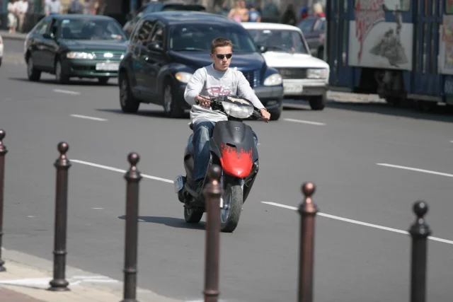 Микротранспорт на городских улицах не всегда движется с умеренной скоростью.