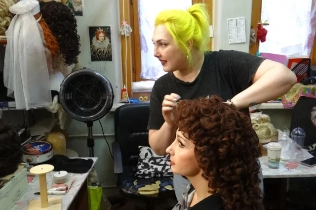 Гримёру важно совместить в себе визажиста, художника и парикмахера. Настя Любимова за работой. 
