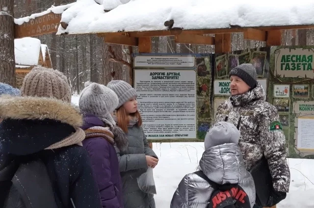 Вадим Саначёв показывает школьникам Черняевский лес. Кто знает, может, через несколько лет кто-то из них вернётся сюда уже в форме лесничего