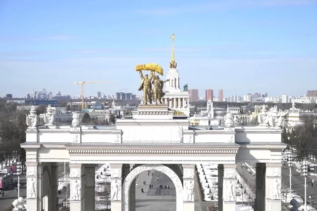 Главный вход на ВДНХ в Москве.
