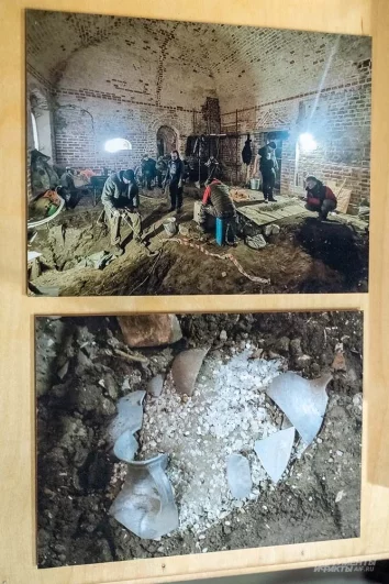 Гендиректор Музея Москвы Анна Трапкова демонстрирует находку. Эксперты подтвердили: это второй по значимости и объему клад, когда-либо найденный на территории столицы.