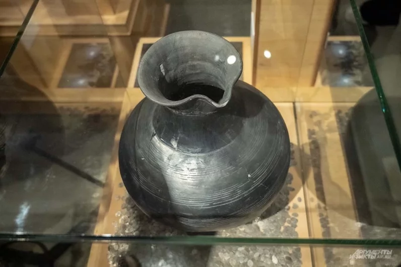 Личная казна думного дьяка. Эта россыпь серебряных «чешуек» — колоссальное состояние для своего времени. Владелец спрятал деньги в спешке, спасаясь от восставших стрельцов.