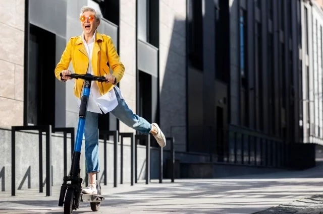 Самокаты – удобное сезонное средство передвижения горожан.