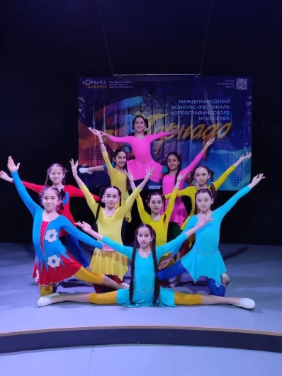 Юные девочки выступают и в групповых номерах.