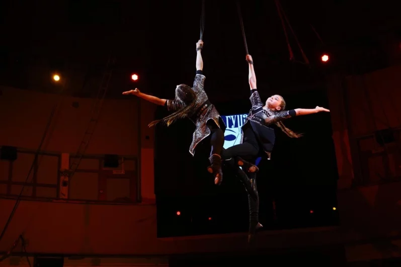 Юные гимнасты в парном номере исполняют невероятные кульбиты..