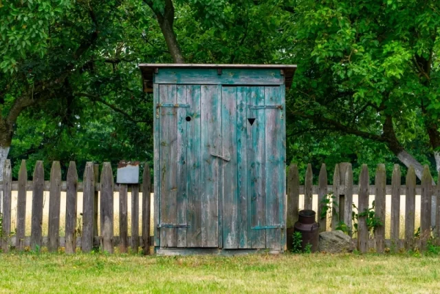 Если туалет стоит слишком близко к соседскому забору, риск нарваться на проверку возрастает.