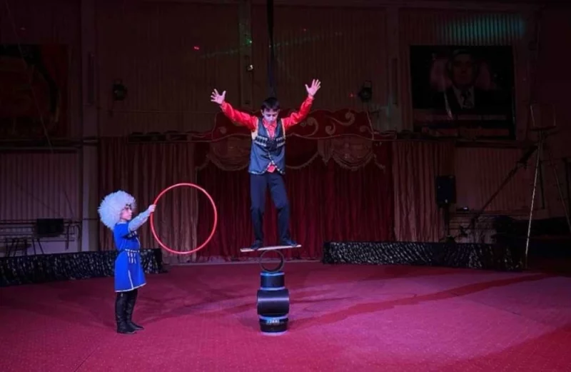 Молодые люди учатся и демонстрируют чудеса сноровки.