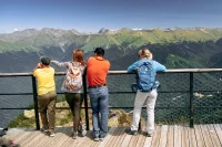 В теплые выходные и праздники на черноморских курортах уже многолюдно. Идет бронирование на лето. 