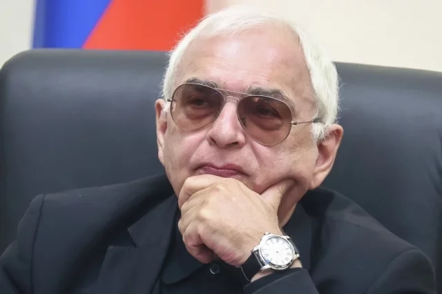 Генеральный директор киноконцерна «Мосфильм» Карен Шахназаров на заседании Совета по культуре, которое проводит президент РФ Владимир Путин в режиме видеоконференции.