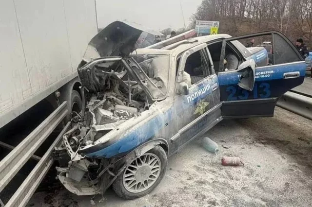 После аварии полицейская машина загорелась.