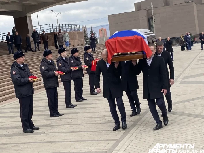 Гроб вынесли из зала прощания и погрузили в машину.