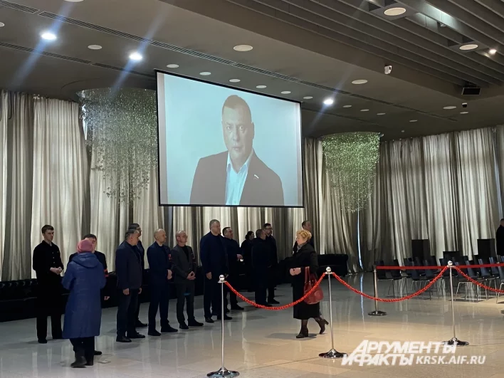 Портрет политика на проекторе в зале прощания.