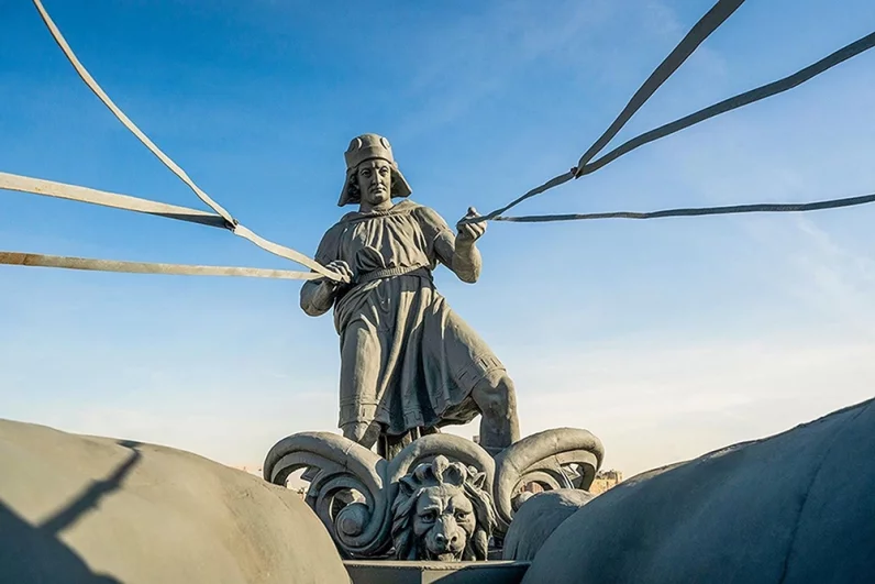 В ходе работ укрепили каркасы лошадей, хапаяли трещины, восстановили те места, где шпиатр был утрачен.