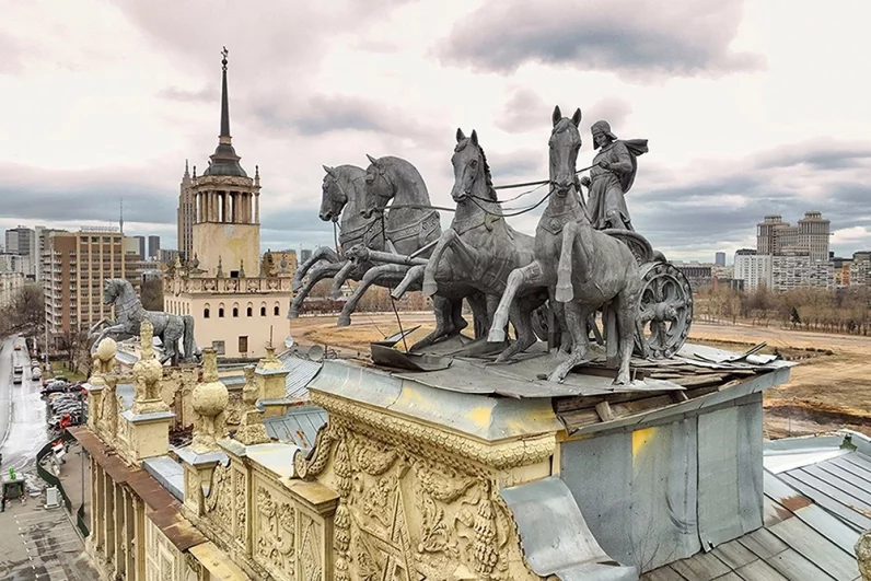  Особенно сложно было проводить реставрацию из-за уникальной конструкции скульптур.