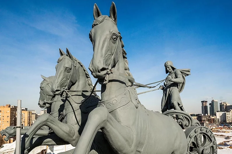 В основном корпусе ипподрома еще продолжаются работы по реконструкции. Фасады готовы уже на 65%.