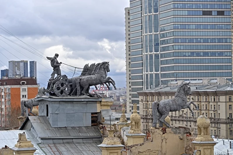 Основные фигуры скульптурной группы сделаны из шпиатра - сплава из цинка, олова и различных добавок.