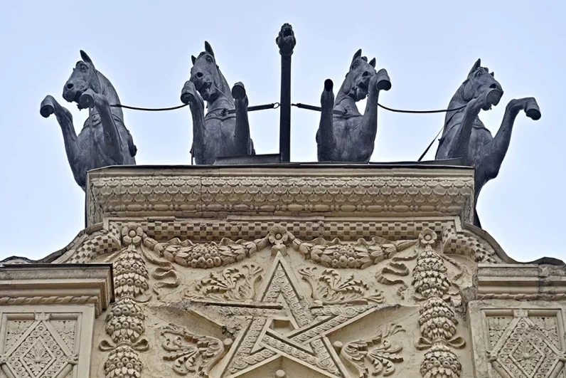 Эти скульптуры невероятно ценные – их создали знаменитые мастера Сергей Волнухин и Константин Клодт.