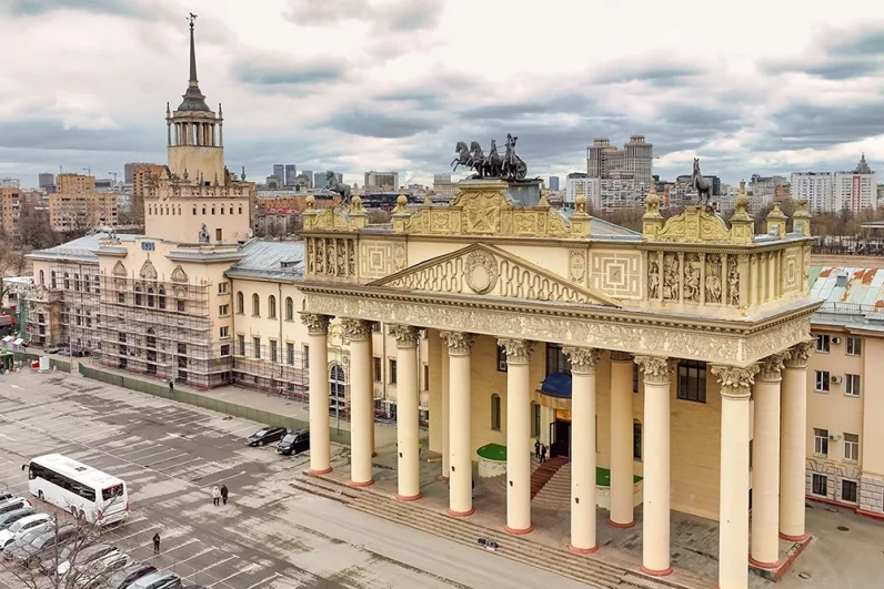 Главная особенность реставрации – в том, что ее проводили, не снимая скульптуры с крыши ипподрома, - прямо на высоте 20 метров.