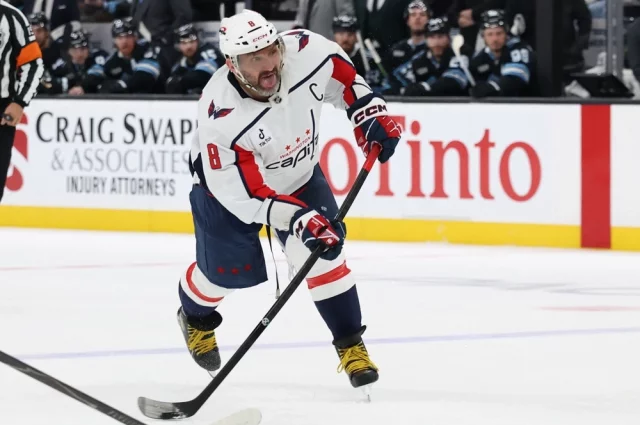 Форвард «Вашингтон Кэпиталз» Алекс Овечкин забивает второй гол в ворота «Юта Маммот».