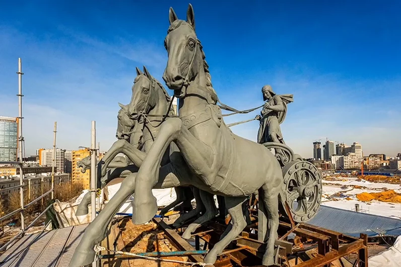 Мэр Москвы Сергей Собянин рассказал в соцсетях, что реставрация уникальной квадриги и конных скульптур на здании московского ипподрома завершена.