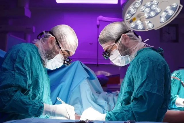 Сосудистые хирурги работают в гибридной операционной.