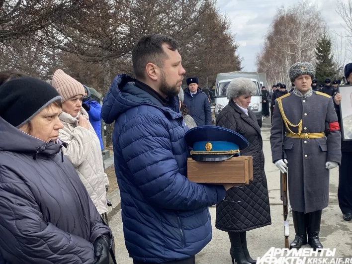 Сыну Юрия Швыткина передали полотнище флага России и головной убор депутата на вечное хранение.