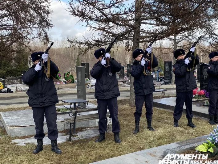 Во время прощания с депутатом звучали выстрели и гимн.