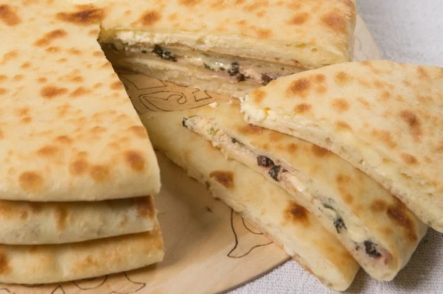 Обращение с осетинскими пирогами требует деликатности.