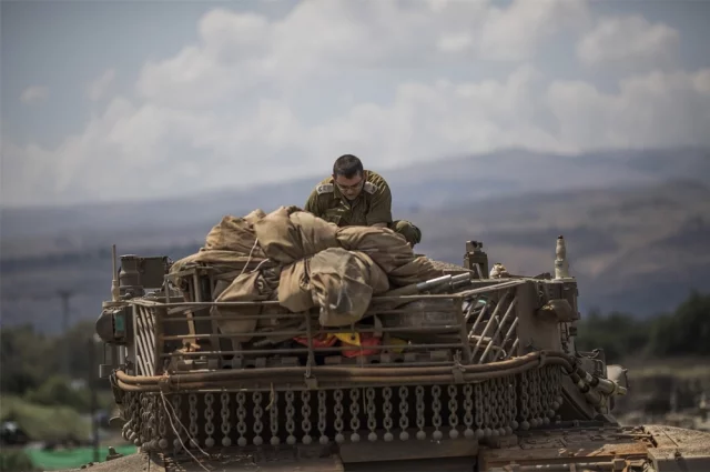 Армия обороны Израиля объявила, что правительство страны одобрило план призвать в вооруженные силы до 400 тысяч резервистов.