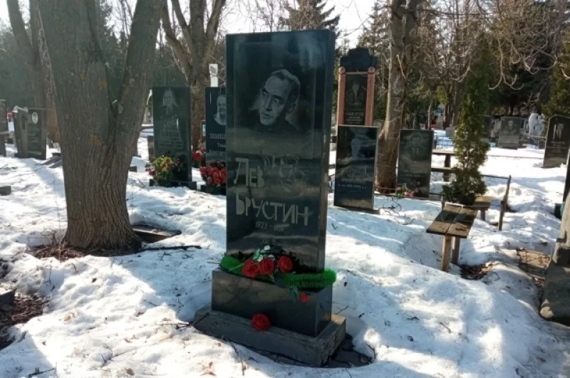 Лев Брустин (1923 – 1998). Заслуженный художник РСФСР. В Тульском академическом театре драмы работал с 1954 года.