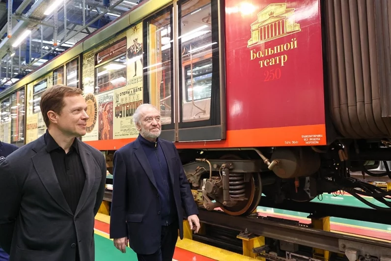 Тематический поезд, посвященный юбилею главного театра страны, запустили на Кольцевой линии метро в Москве. На запуске поезда присутствовали генеральный директор театра Валерий Гергиев и заммэра Москвы Максим Ликсутов.