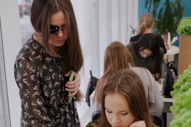 Ирина Николаева и пишет картины, и преподаёт рисование