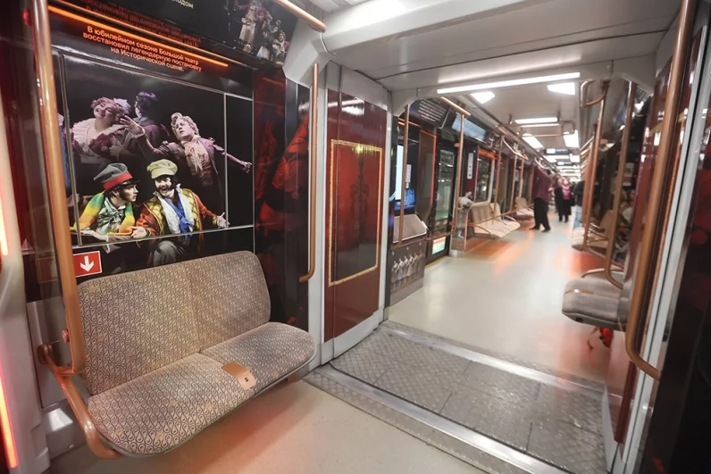 «Мы начинаем праздновать юбилей в эти дни и в течение всего 2026 года. Это будут те мероприятия, которые позволят нам всем увидеть и новые возможности для Большого театра, его огромного коллектива, его огромной истории. Мы гордимся, что мы в Москве, одном из самых динамичных городов мира», – сказал на презентации Гергиев.