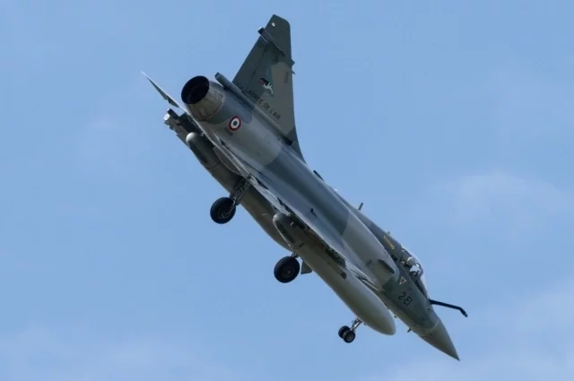 Истребитель Mirage 2000. 