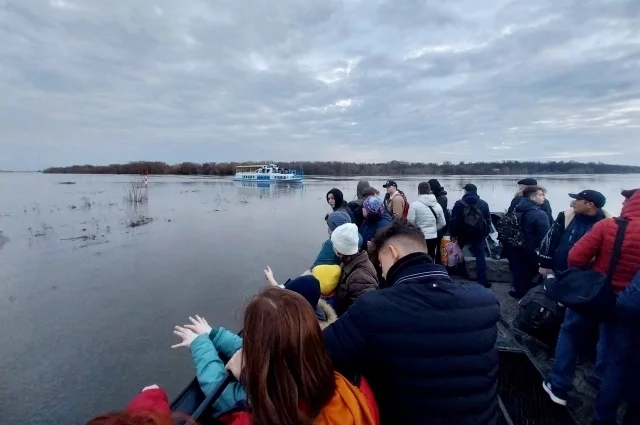 В период половодья жители сел Заокское и Коростово Рязанского района каждое утро добираются на работу сначала на транспортере, потом пересаживаются на катер, а вечером точно так же, только в обратном порядке, возвращаются домой.