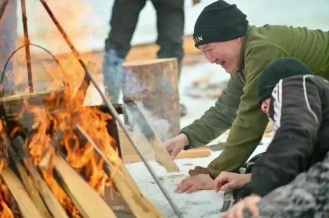 Участники соревновались в том, как умело обтесать бревно, сварить вкусный чай на костре, сделать во льду прорубь