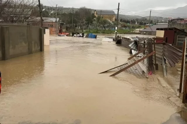 В Махчкале после ливня затопило дома, люди остались без электричества