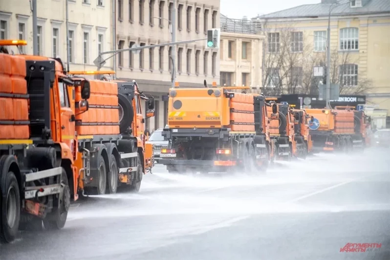 За весну таких процедур пройдет несколько. В остальное время дороги будут мыть обычной водой.