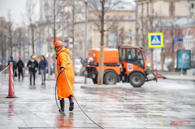 Особое внимание специалисты уделили тротуарам. Они бережно обработали покрытие, не мешая пешеходам.