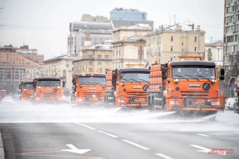 28 марта улицы Москвы промыли специальным шампунем. На дороги вышла вся поливомоечная техника КГХ.